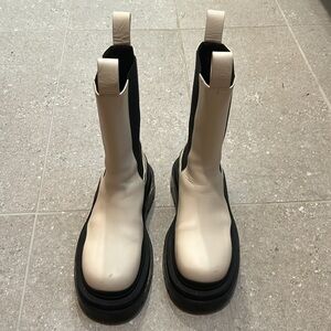 Bottega Veneta Tire Chelsea Boot in Sea salt and Black. made in Italy